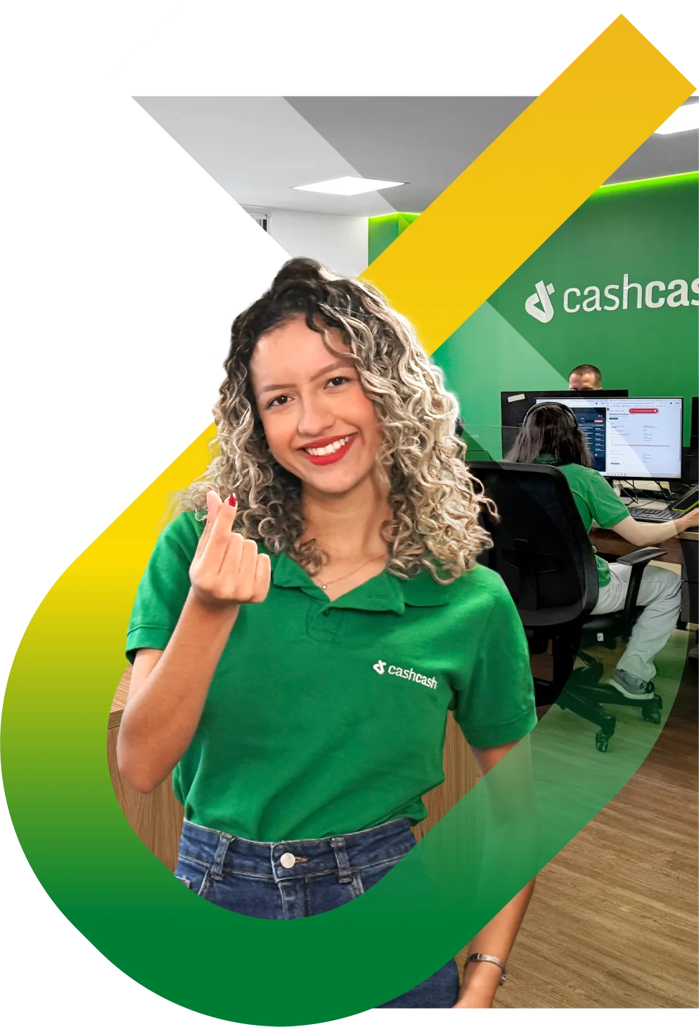 Franqueada Cash Cash sorrindo no escritório