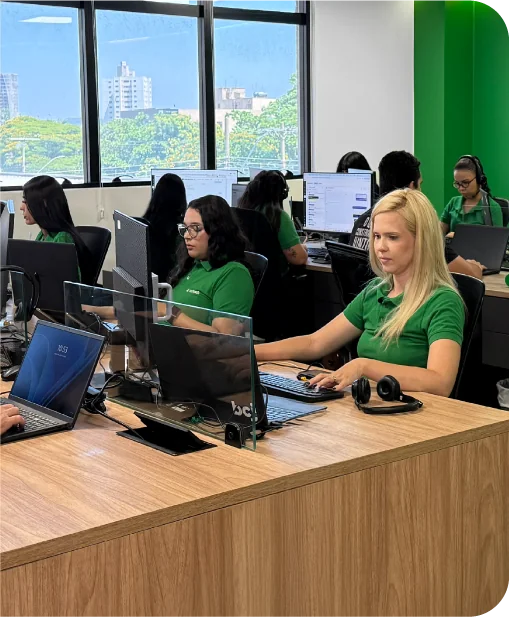 Equipe atendendo numa agência Cash Cash